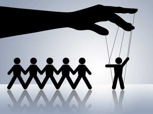 يتلاعب مضطرب العقل بالناس