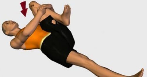 رجل يشد ساقه إليه وهو نائم على ظهره