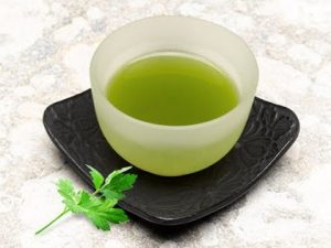 طبق أبيض به حساء وبجواره عود نعناع