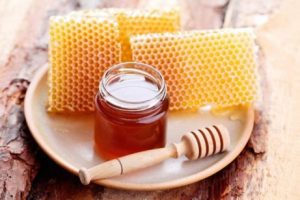 كمية من عسل النحل وشمع العسل