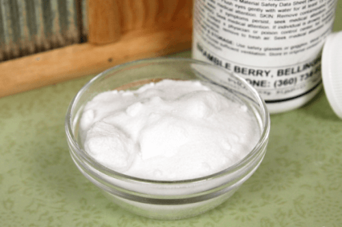 إناء زجاجي به كمية من البورق لتنظيف المرحاض