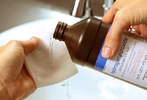 زجاجة تحتوي على بيروكسيد الهيدروجين لتنظيف الحوائط