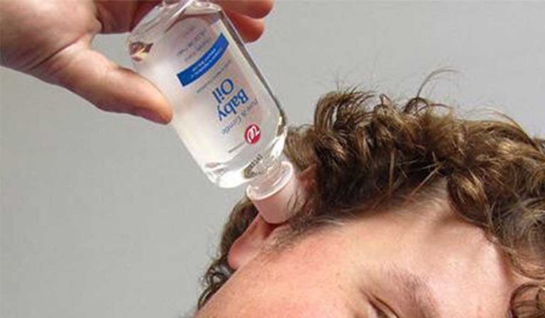 زيت الاطفال للتخلص من شمع الاذن