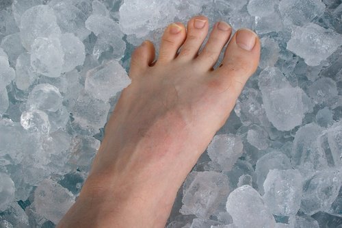 ألم عظم كعب القدم Heel pain Foot-ice