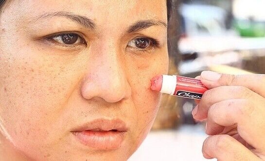 مرطب الشفاه لحماية وجهك من الشمس