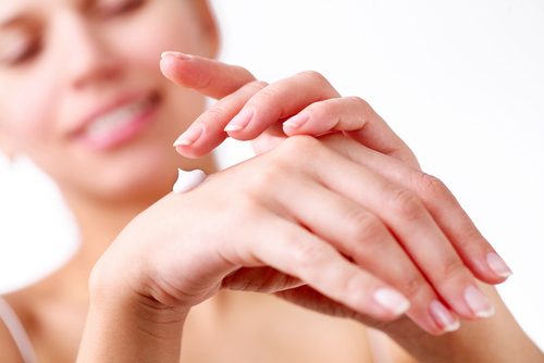استخدمي مرطب اليدين مع الكريم الواقي من الشمس