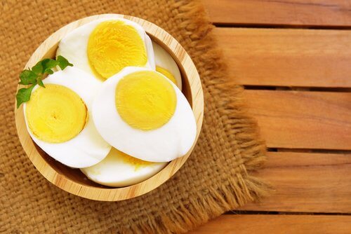 البيض غني بالبروتين ويحتوي على الأحماض الأمينية الأساسية