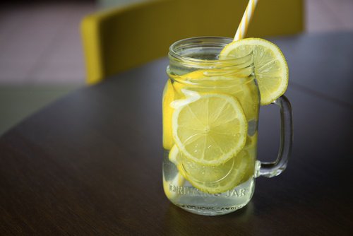 الماء والليمون من المشروبات الحارقة للدهون