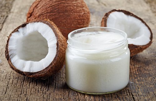 يعتبر زيت جوزالهند أفضل كريم ترطيب طبيعي مقارنة بالمنتجات الأخرى