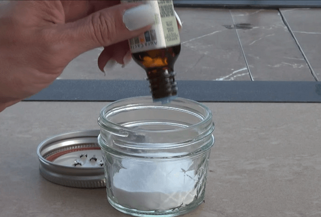 بيكربونات الصوديوم وزيت شجرة الشاي