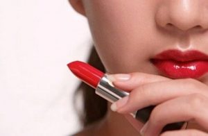 منتجات الجمال والمستحضرات الضارة التي يجب عليك التوقف عن استخدامها