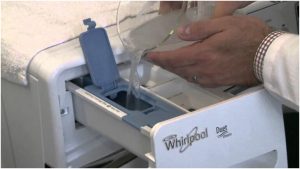 يد تصب المطهر بدرج المنظف