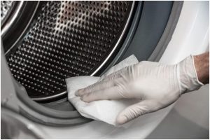 يد تمسح الخيط المطاطي