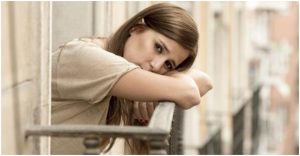 فتاة تعاني من الضغط النفسي