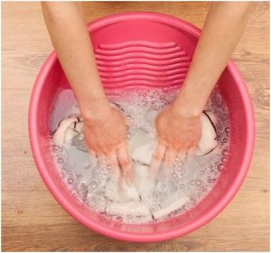 الملابس بيضاء اللون