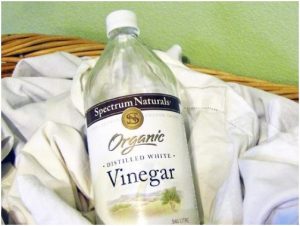 زجاجة خل في سبت به مجموعة من الملابس بيضاء اللون