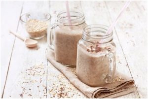 وعائان زجاجيان يحتويان على كمية من الشوفان المطبوخ