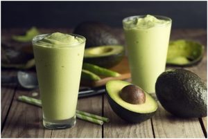 كوبين من عصير الأفوكادو وثمرة