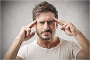 شخص مصاب بالصداع