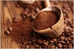 كمية من حبوب القهوة السليمة وأخرى مطحونة