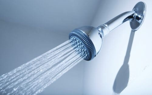 حيل بسيطة لزيادة قوة اندفاع الماء الخارج من رأس الدش أثناء الاستحمام