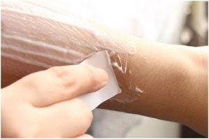 سيدة و إزالة الشعر من اليد