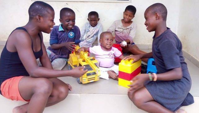 هوب، طفلة نيجيرية تبلغ من العمر عامين فقط