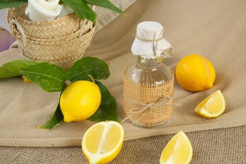 الليمون والملح لإزالة البقع الصفراء على الملابس البيضاء