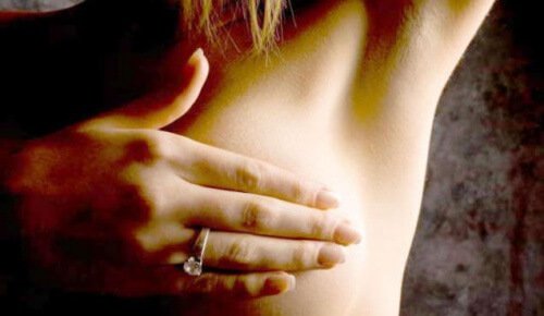 تغير حجم الثدي من أعراض سرطان الثدي