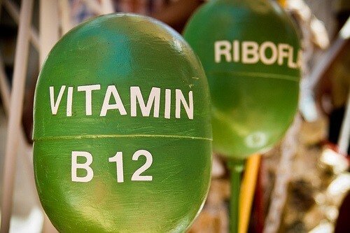 هناك بعض الدراسات التي تربط نقص فيتامين بي12 بظهور مرض الزهايمر