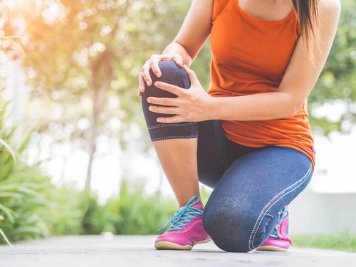 فتاة تجثو على ركبتها