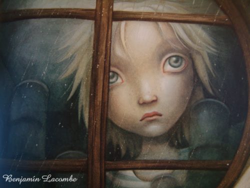 طفل ينظر من خلف النافذة