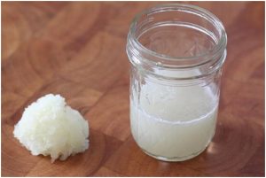 كمية من عصير البصل في وعاء زجاجي