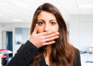 فتاة تعاني من مشكلة رائحة الفم الكريهة