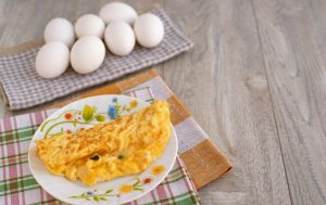 طبق من العجة وعدد من البيضات من أجل وجبة الإفطار اللذيذة