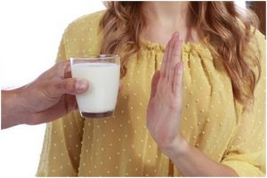 فتاة ترفض تناول الحليب