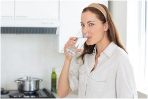 فتاة تشرب الماء