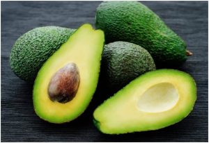 ثمار أفوكادو منها واحدة مقطعى نصفين