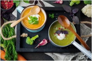 إنائان يحتويان على نوعين مختلفين من الشوربة