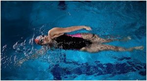 فتاة تمارس رياضة السباحة