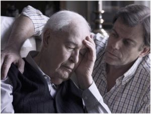 رجل يعاني من آلزهايمر وإبنه يجلس بجواره