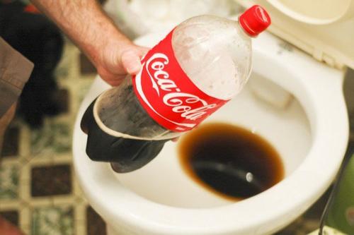 زجاجة كوكاكولا تستخدم في إزالة الرواسب من المرحاض