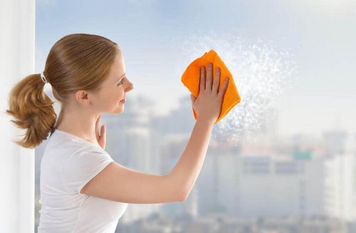 6 طرق لتنظيف زجاج النوافذ بشكل فعال وسهل