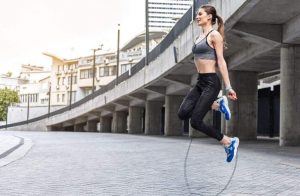 فتاة تقوم بنط الحبل كأحد تمارين القلب