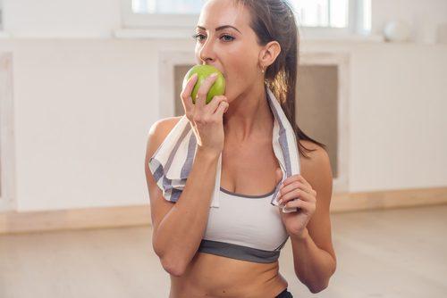 تناول فواكه والخضروات القاسية والمقرمشة من أجل تبييض الأسنان