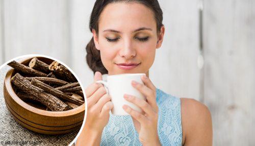 فتاة تقوم بشرب شاي العرقسوس