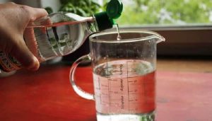 كمية من الخل الأبيض للتخلص من بقع العرق