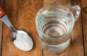 كوب من الماء وملعقة صغيرة من ملح الطعام