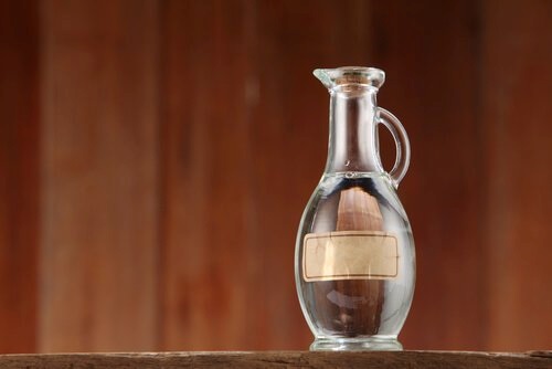 زجاجة موضوعة على منضدة