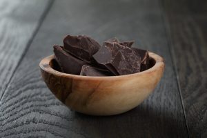 طبق من قطع الشيكولاتة الداكنة